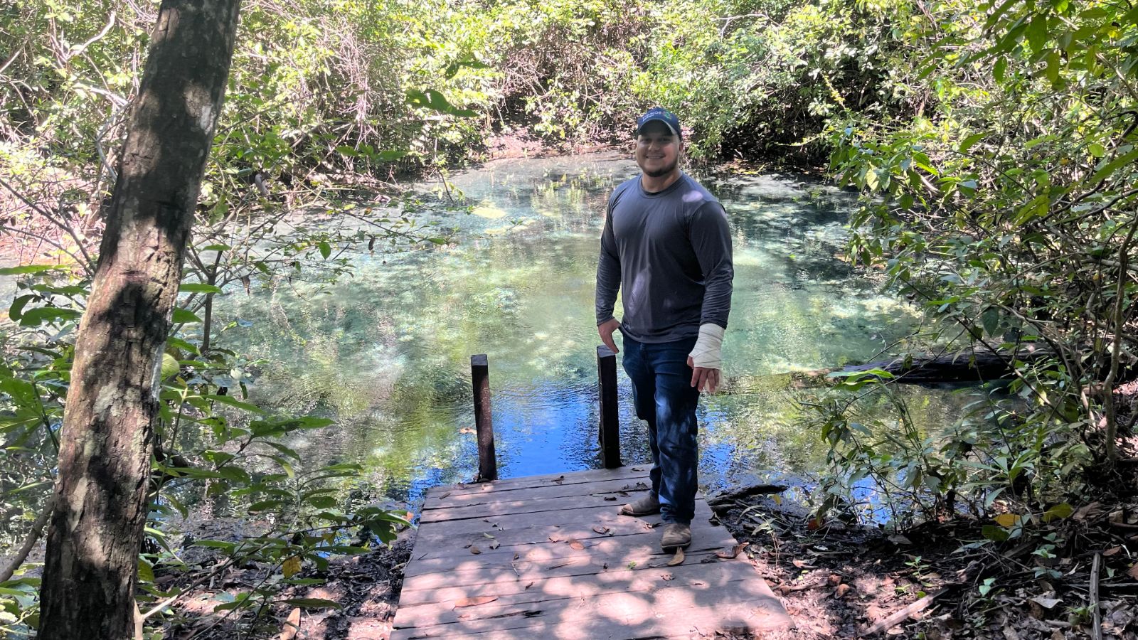 Lucas Schmitt em vistoria ambiental junto a um recurso hídrico